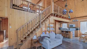 Spacious waterfront chalet – navigable lake - Image 5