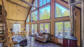 Spacious waterfront chalet – navigable lake - Image 4