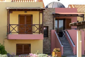 Seafront house with garden - Image 2