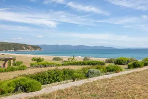 Seafront house with garden - Image 3