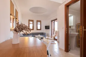 Seafront house with garden - Image 4