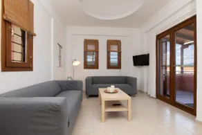 Seafront house with garden - Image 5