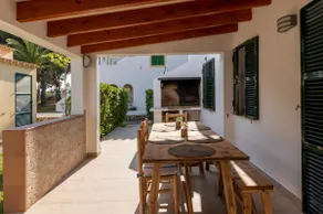 Apartment with a pool and beach - Image 2