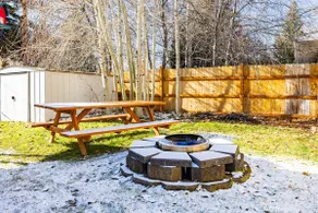 Cozy Garden Bungalow with Parking - Image 3