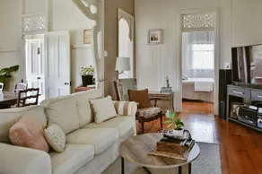 Lumiére Farmhouse Stylish Private Country Getaway - Image 4