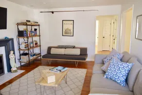 Modern Coastal 2B1B • Remodeled • Walk to Pier • Backyard • Free Parking - Image 3