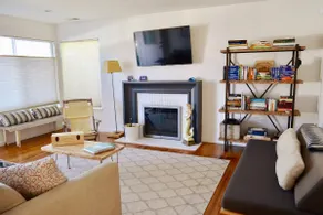 Modern Coastal 2B1B • Remodeled • Walk to Pier • Backyard • Free Parking - Image 2