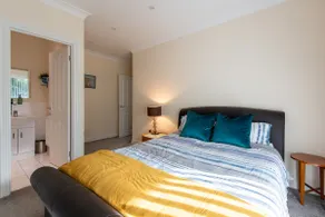Modern Renovated and Central 4 Bedroom House - Image 2