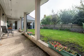 Modern Renovated and Central 4 Bedroom House - Image 3