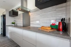 Modern Renovated and Central 4 Bedroom House - Image 5