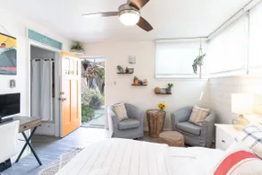 Cozy Long Beach guest house with hot tub - Image 4