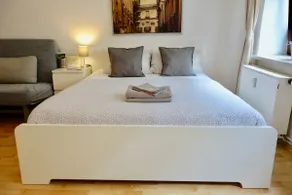 Cozy & quiet apartment in the trendy Neustadt district - Image 2