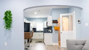 House 2 BR•10 min to Port•Walk to Loan Depot - Image 4