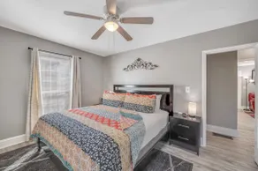 Comfy & Charming Home Near Downtown~King/Queen bed - Image 3