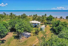 Driftwood Unique Beachfront Getaway. WiFi & Linen - Image 3
