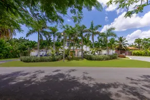 6 BR - FULL AC- CHEF & FULL STAFF- 3 GOLF CARTS - STEPS TO BEACH - Image 4