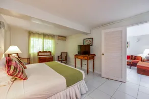 Beach Side Spacious Garden Apt. - Image 2