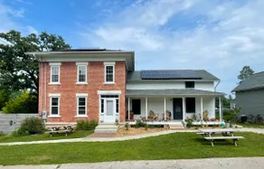 Decorah House • Bright, sunny, walk downtown! - Image 2