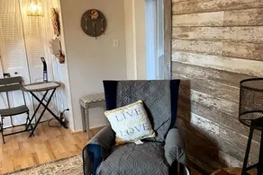 Darling suite in the west-end! 700 sq ft - Image 4