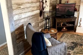 Darling suite in the west-end! 700 sq ft - Image 2