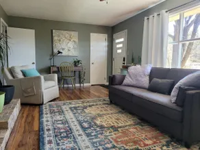 Cozy Convenience: King Beds, 3 miles to Biltmore - Image 4