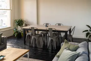 Spacious Modern Apartment in the Heart of Fitzroy - Image 3