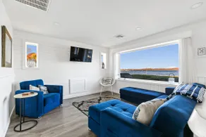 Beach Front Cottage in Bristol - Image 2