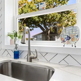 Beach Front Cottage in Bristol - Image 3