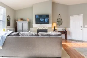 Beautiful top floor condo - Image 2