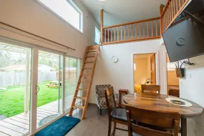 Sunny loft house with separate cottage - Image 3