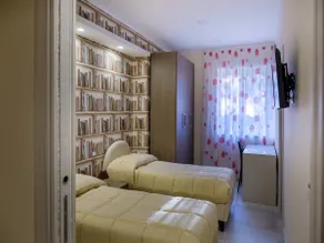 Newly refurbished centrally located 2 bedroom apartment near Sorrento - Image 3