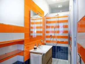 Newly refurbished centrally located 2 bedroom apartment near Sorrento - Image 4