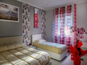Newly refurbished centrally located 2 bedroom apartment near Sorrento - Image 2