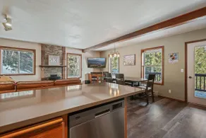 Ski in/out, 4bed/4bath with hot tub and lake views - Image 5