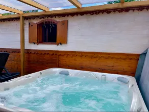Trailer with private 24-hour Jacuzzi - Image 3