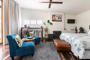 Upmarket Beachfront Studio Apt, Bfast, Sea & Vines - Image 2