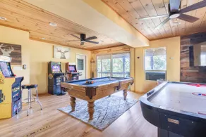 Free Nt. Sleeps16. Hot Tub. Pool Tbl. Walk2BLS. - Image 2