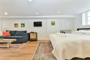 Stylish garden level studio with a private patio - Image 3