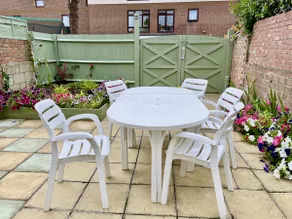 Somers 4 bed House off road parking pet friendly - Image 3