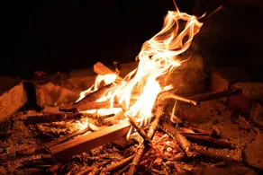 24-hour fire allowed/limited to one group per day/why not relax and have a fire at a safe mountain hut? It can accommodate up to 4 people. - Image 2