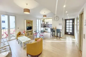 3-4 ppl, mezzanine, balconies, near the center, bright - Image 4