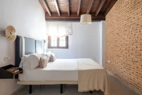 Spacious 4-bedroom apartment in Triana - Image 5