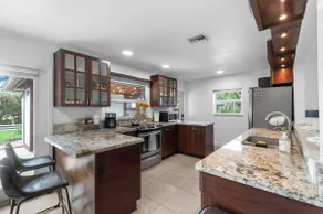 3 BR House Private Fenced Yard with Grill - Image 3