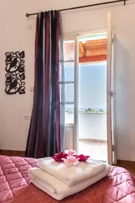 Accommodation with sea views - Image 4