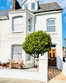 NEW Large House By The Beach Exmouth Sleeps 10 - Image 4