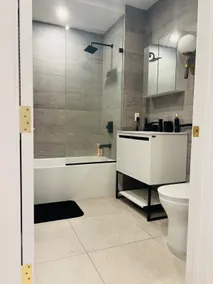 Luxury 2 Bedroom flat with Balcony - Image 5