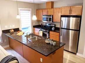 3Bdr Spacious Apartment near Fresh Pond - Image 2