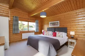 5 Star, 2 Bedroom Scandinavian Lodge with Hot Tub - Image 3