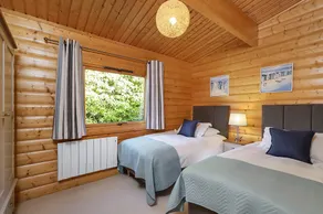 5 Star, 2 Bedroom Scandinavian Lodge with Hot Tub - Image 5