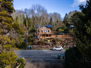 Ocean Breeze | Spacious West Seattle Town Home! - Image 2